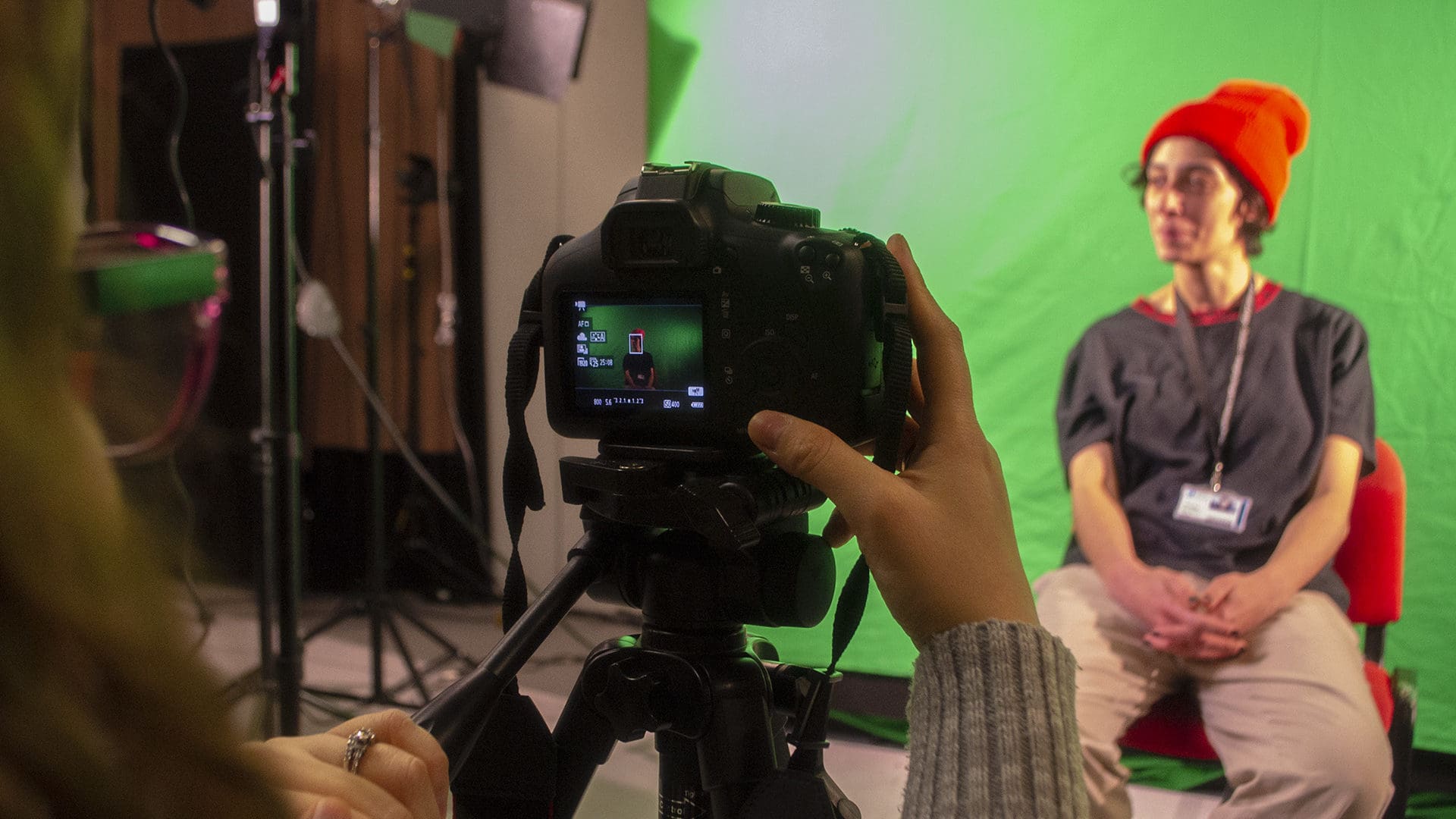 91视频 Creative Media student filming on green screen